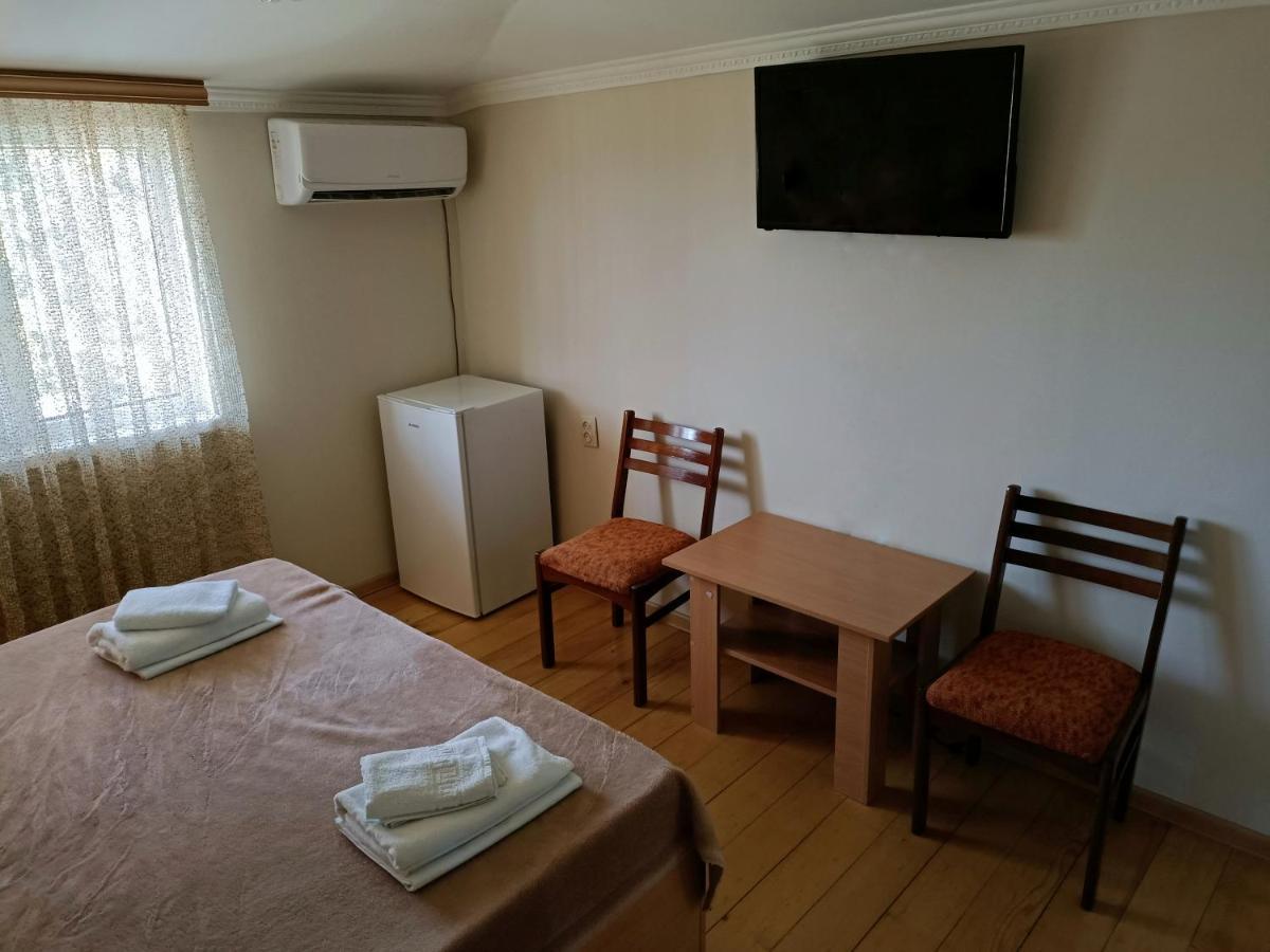 Мини-Отель В Центре Сухума - Аиааира Soukhoumi Extérieur photo